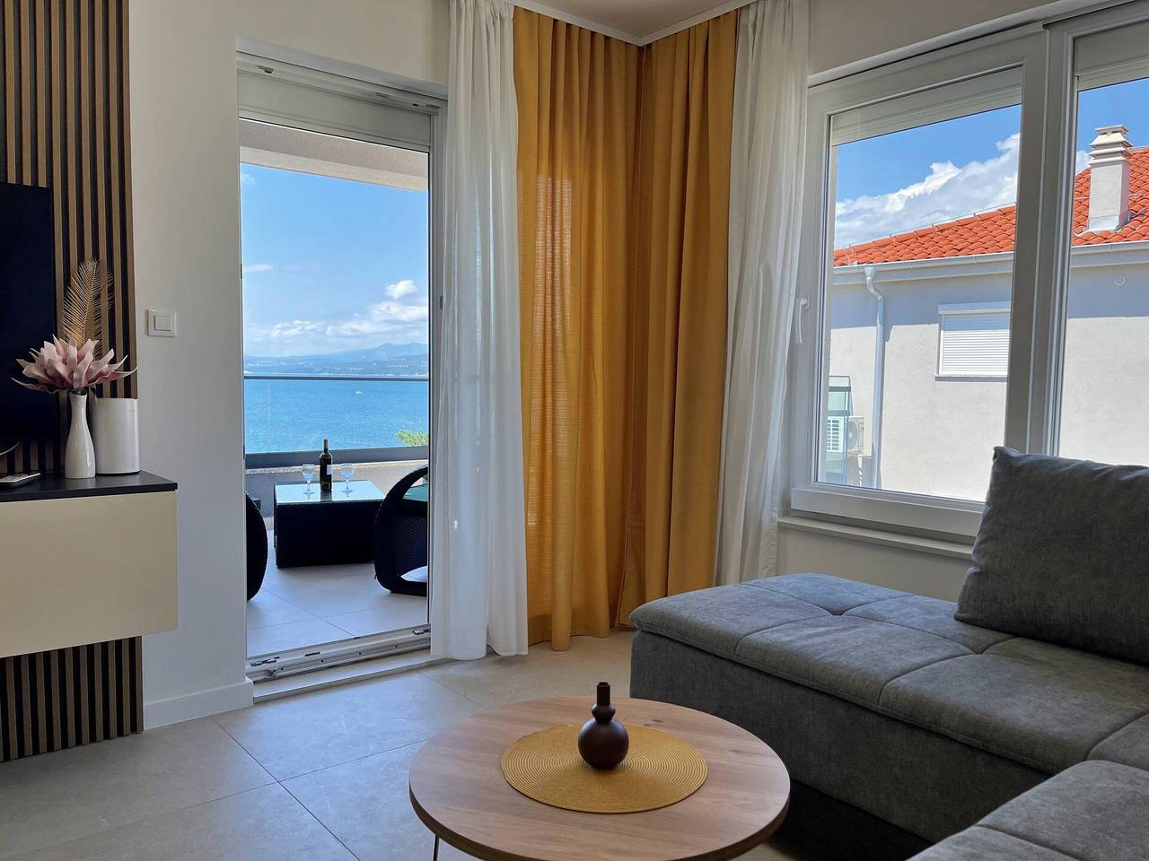 Ganze Wohnung, Luxusapartment Punta Silo - 30 m vom Meer entfernt, Meerblick, Swimmingpool, Außendusche, Smart-Tv, Waschraum, privater Parkplatz in Silo (Krk), Krk