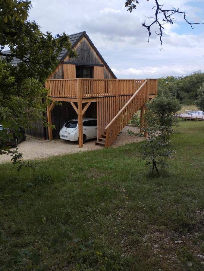Gîte pour 4 personnes, avec piscine ainsi que terrasse et vue à Cuzance
