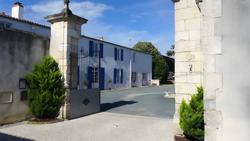 Bed and Breakfast 'Chambre Chassiron' with Wi-Fi in Dompierre-sur-Mer, La Rochelle Området