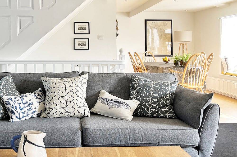 Traditional Cornish Cottage on Charlestown Harbour, parking, beach & pubs in Charlestown, Cornwall