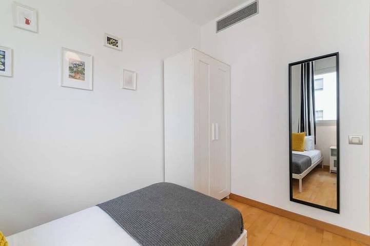 Entire apartment, Modern Spacious 3-Bedroom Apt with Pool near Beach in Sant Adrià de Besòs, Barcelonès