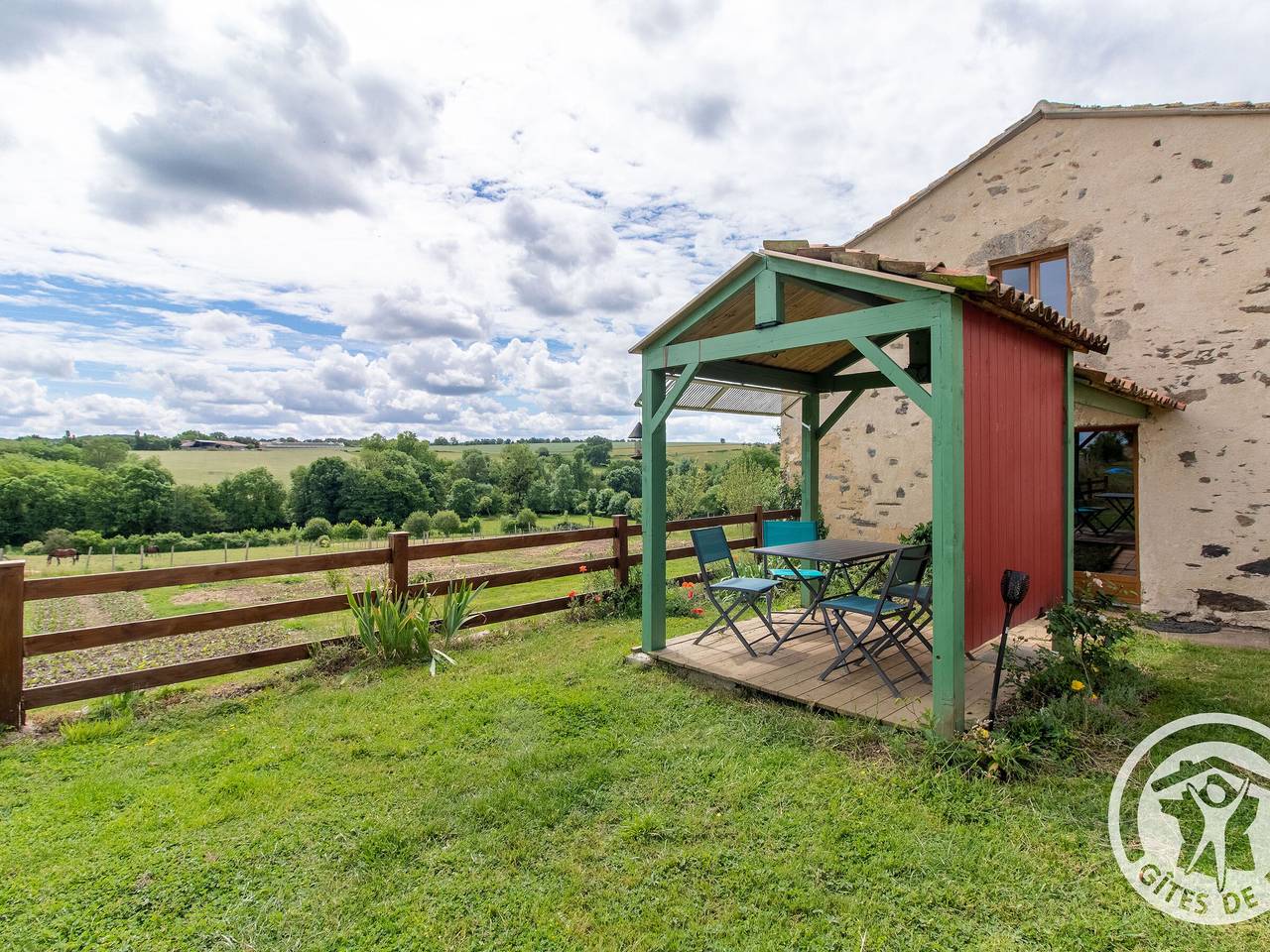 Gîte rustique avec 2 chambres, nature, animaux admis, wifi et parking in Montilliers, Vallée de la Loire
