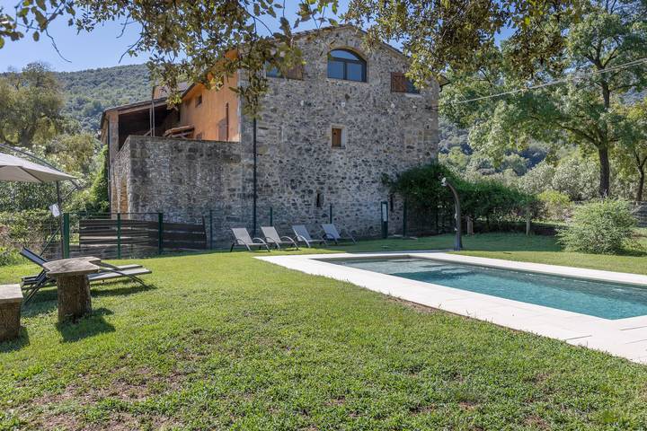 Ferienhaus 'Can Blanc - 11 Persones' mit Bergblick, Gemeinschaftspool und WLAN in Montagut i Oix, Garrotxa