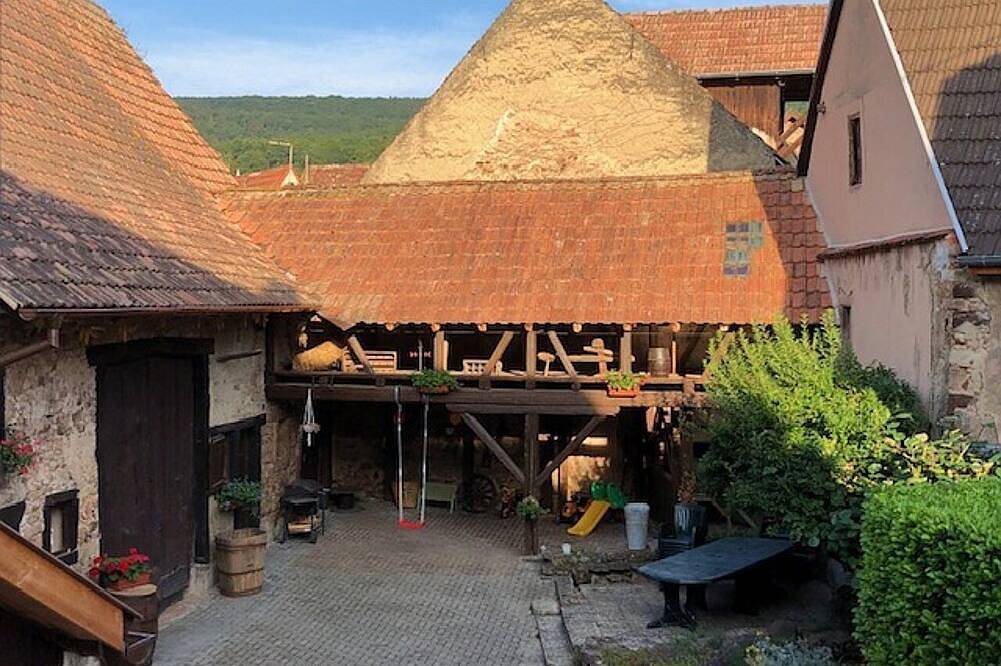 Charming gîte, former wine estate, sleeps 13 in Orschwihr, Parc naturel régional des Ballons des Vosges