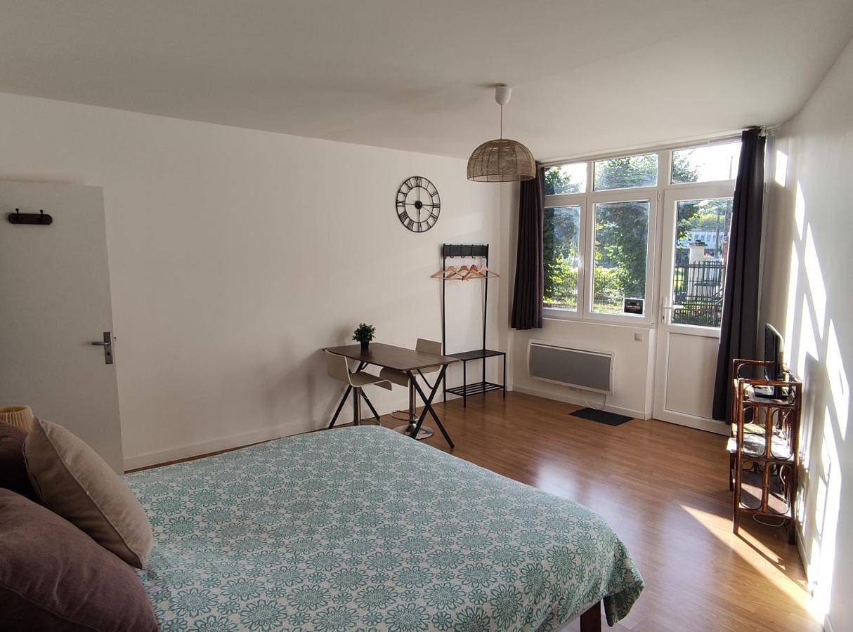 Appartement entier, L'Ecrin d'Emile - Grand Studio Meublé au Calme in Courpière, Parc Naturel Régional Livradois-Forez