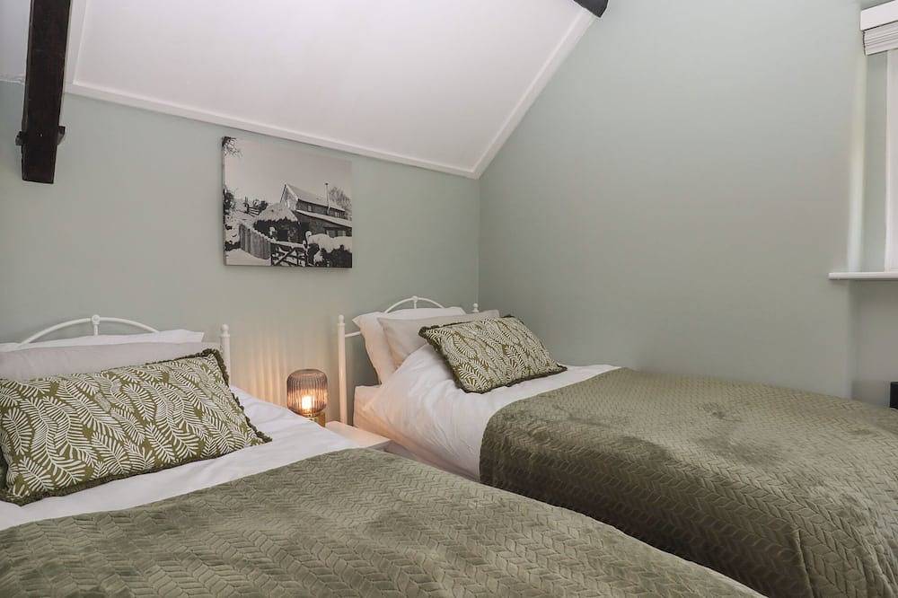 Ash Cottage, family friendly, character holiday cottage in Chagford in Chagford, Dartmoor National Park