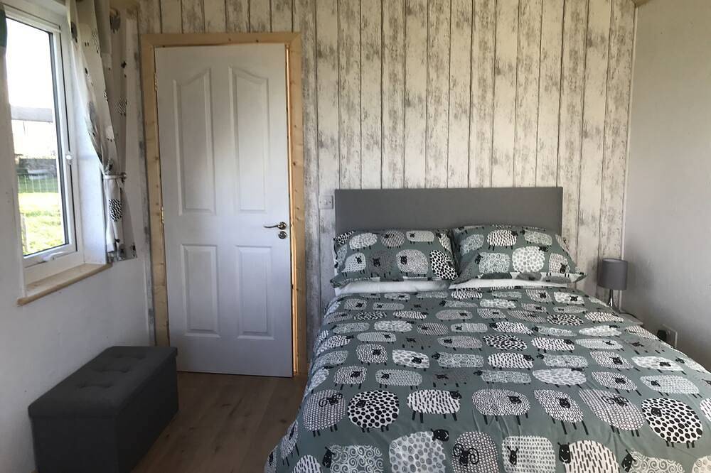 Entire apartment, The Snuggly Sheep Shepherd Hut & Sauna Farm Stay in Donegal, County Donegal
