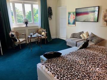 Chambre d’hôte pour 2 personnes, avec jardin et vue ainsi que terrasse et piscine à Garches