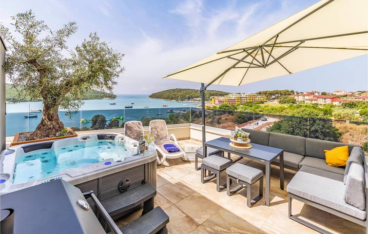 Ganze Ferienwohnung, Reizende Ferienwohnung, 2 km vom Strand entfernt, mit Pool, WLAN und Parkplatz in Lijom, Banjole