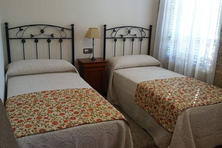 Preciosa casa con porche y jardín a 5' en coche de la playa y la montaña. in Moaña, Rias Baixas