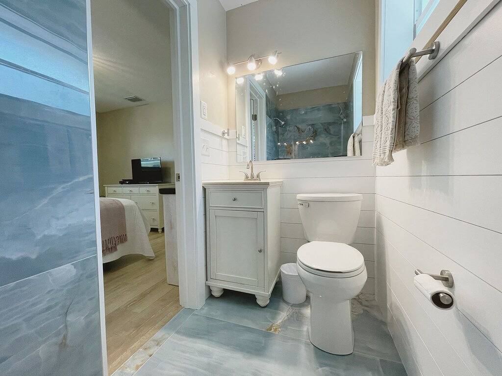 Recently Updated 2/2 Home with Hot Tub, 1 Mile to Beach in Lantana, Palm Beach County