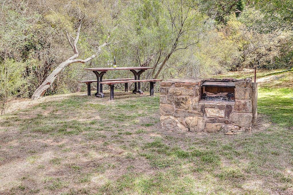 Rückzugsort am Fluss in einem ruhigen Hof, nur wenige Gehminuten von Cafés und Pub entfernt in Porepunkah, Alpine Shire