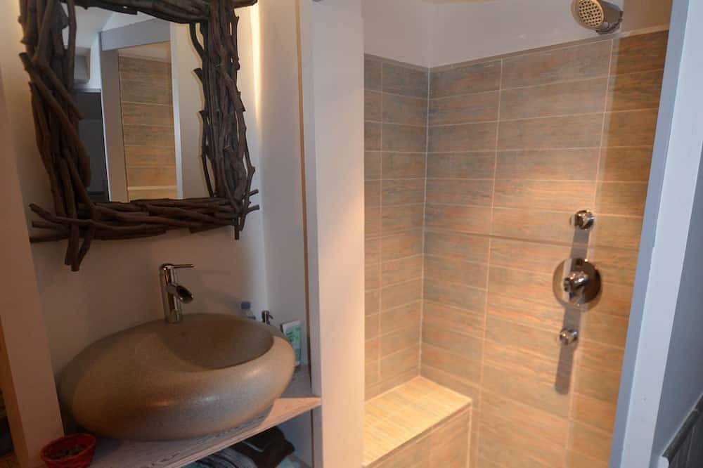 Charming apartment in Côte d'Azur villa, private garden and large pool. in La Gaude, Cannes region