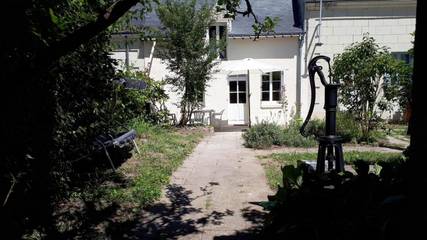 Gîte pour 4 personnes, avec vue et jardin à Huismes