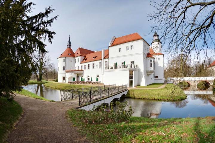 Hotel, mit Terrasse und Garten sowie Pool und Sauna in Luckau