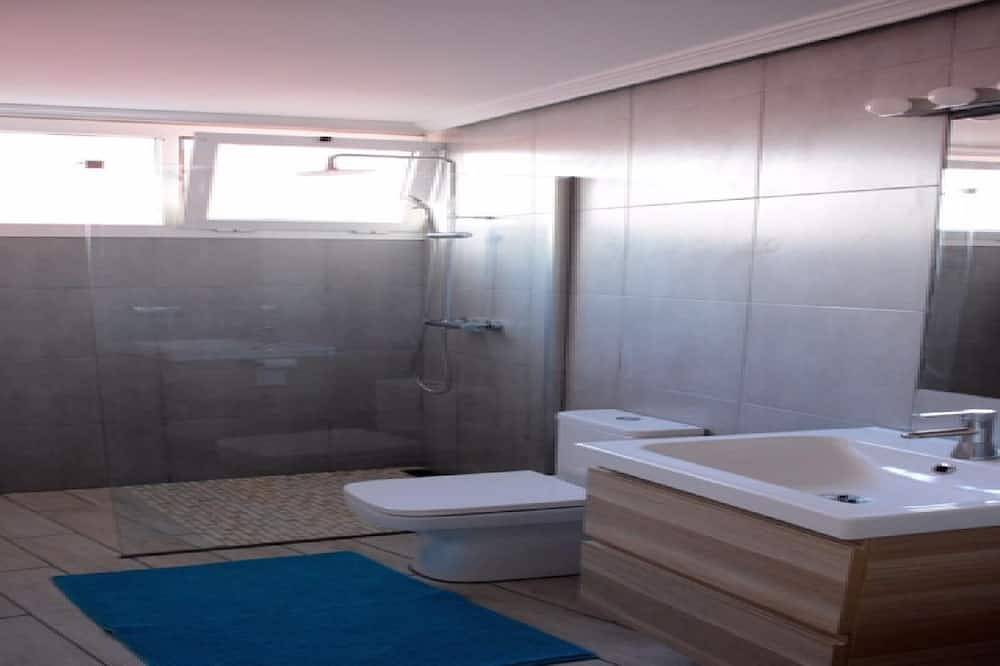 Casa Azul, Corralejo stilvolle, luftige Villa mit 2 Schlafzimmern in der Nähe von allem in Geafond, La Oliva