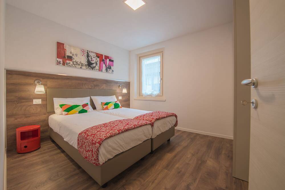 Ganze Wohnung, Deluxe Wohnung Mit Kamin Und Zwei Schlafzimmern Balkon Und Seeblick in Mezzolago, Ledro