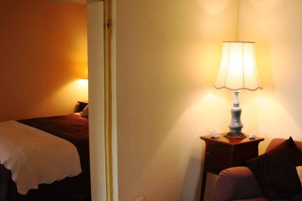Cottage, 4 chambres à coucher jusqu'à 10, piscine, dans un château du Xviie C dans la vallée de la Loire in Bournand, Vallée de la Loire