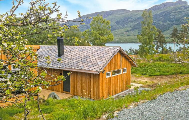 Ferienhaus für 10 Personen, mit Terrasse und Garten in Hjelmeland