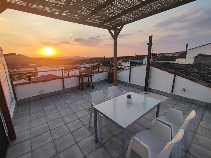 Apartamento para 3 personas, con vistas además de terraza y jardín, Se admiten mascotas en Fuentes de León