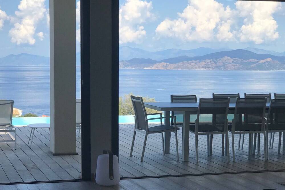 Villa de 300m2,  5 Chambres, Piscine chauffée, Vue mer, classée 5* in L'Île-Rousse, Région de Calvi