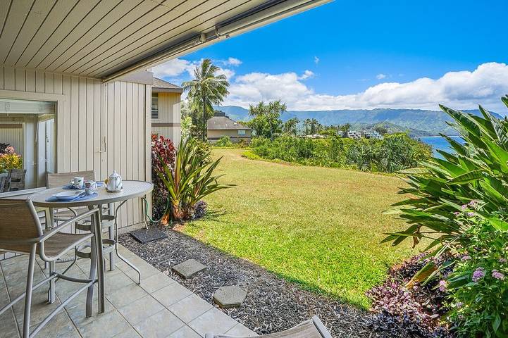 Vacation rental for 2 people, with terrace and yard as well as hot tub and pool in Princeville