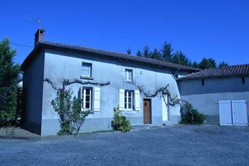 Gîte pour 4 personnes, avec terrasse et jardin, animaux acceptés à Chabanais