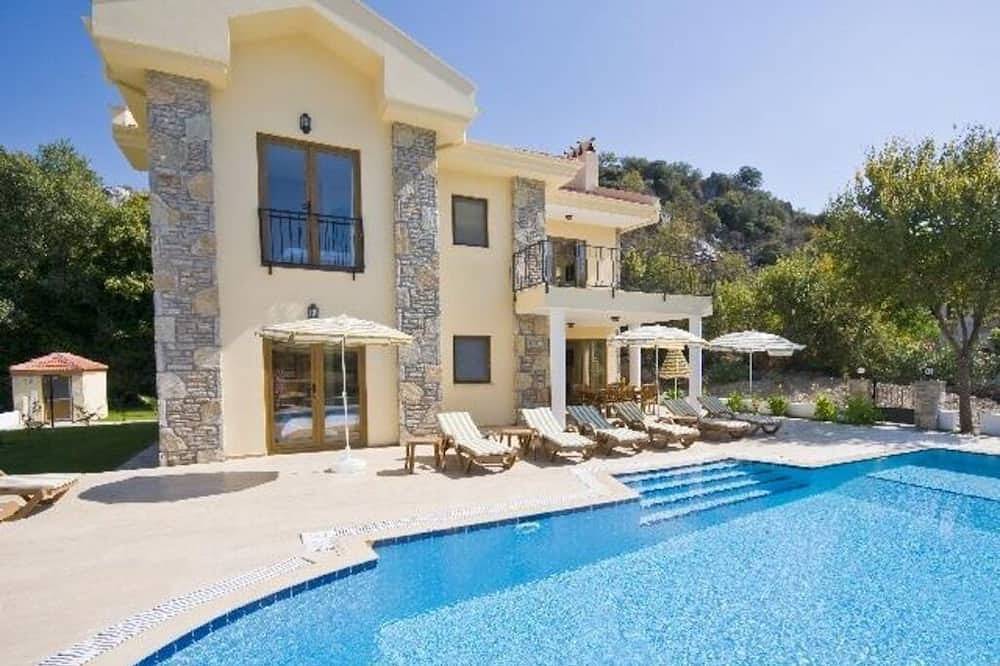 Beautiful 4-bedroom villa with Ac in tranquil İzmir in Alacati, Turkse Egeïsche Zee