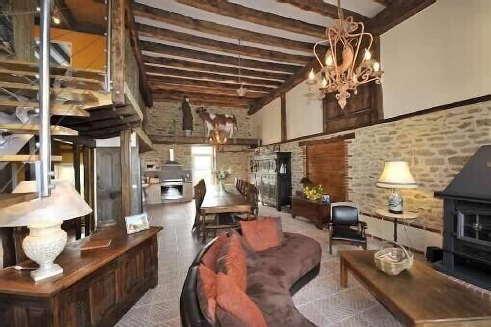 Gîte pour 9 Personnes dans Jouillat, Région de Guéret