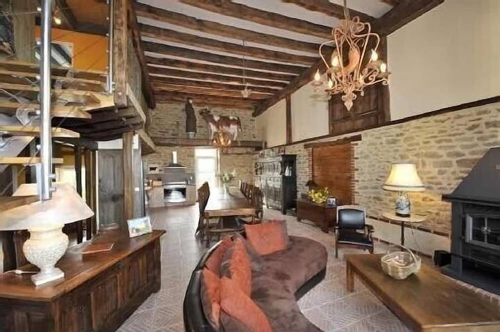 Gîte pour 9 personnes, avec Balcon et Jacuzzi ainsi que Jardin et Sauna