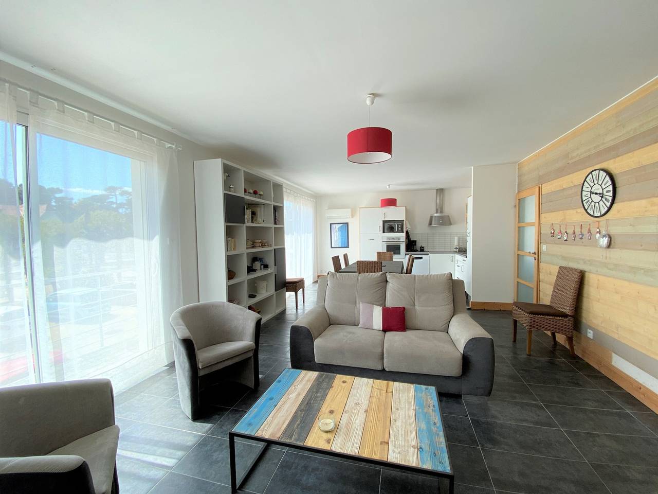 Renovated Townhouse with Large Terrace & Garage in Central Saint-Palais, Beach 150m in Saint-Palais-sur-Mer, Côte de Beauté