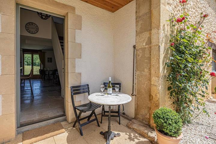 Location de vacances pour 4 personnes, avec terrasse et piscine, adapté aux familles à Biron - 2