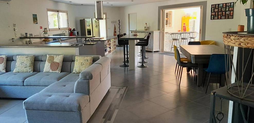 Location de vacances pour 8 personnes, avec terrasse ainsi que vue et piscine à La Douze - 3