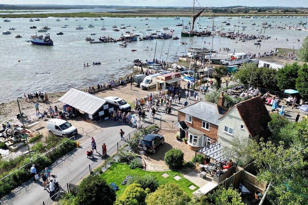 Cosy Coastal 2-Bedroom Cottage with Hot Tub & Log Burner in Mersea Island, Colchester