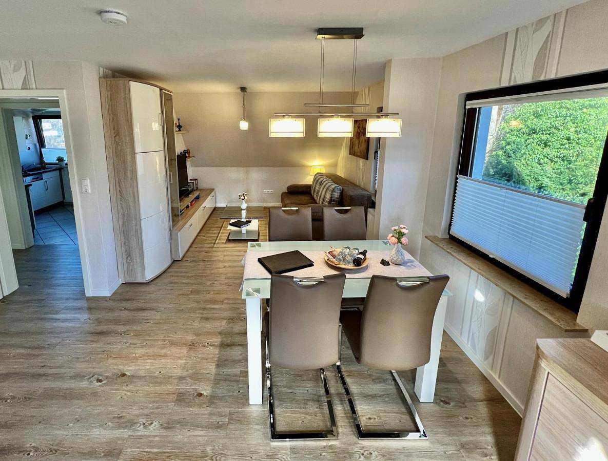 Geheel appartement, Peedy's luxuriöse 60m² Wohnung mit Balkonterrasse in Stade, Cuxland