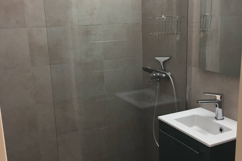 Appartement entier, Appartement entre mer et montagne -Accès direct plage + piscine in Cervione, Arrondissement de Corte