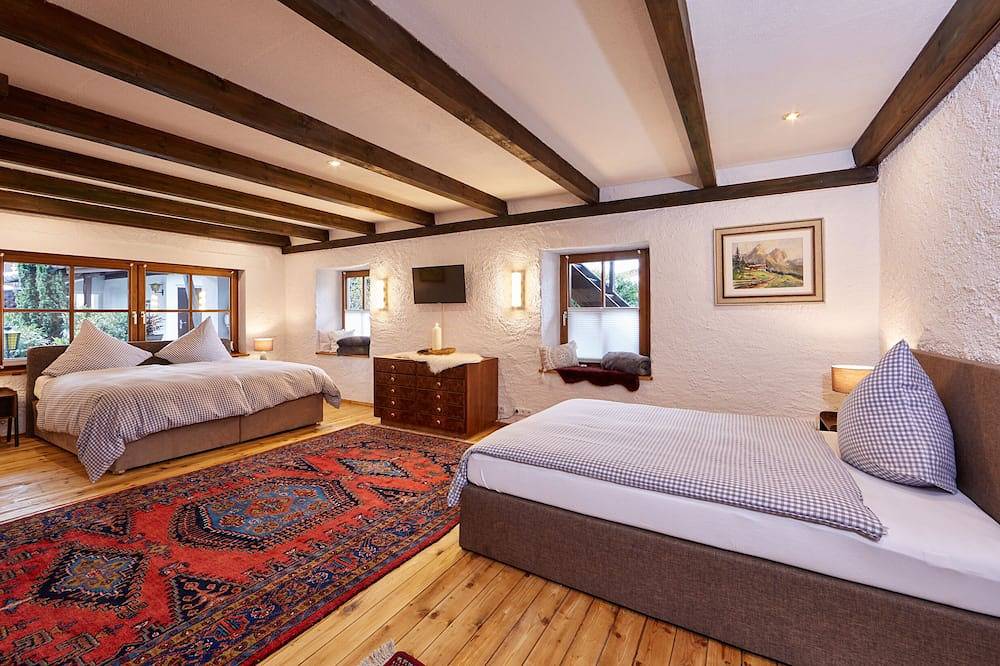 Die Landhausvilla ein Mehrgenerationen Haus mit 480qm Wohnfläche und viel Garten in Garmisch-Partenkirchen, Bayerische Alpen