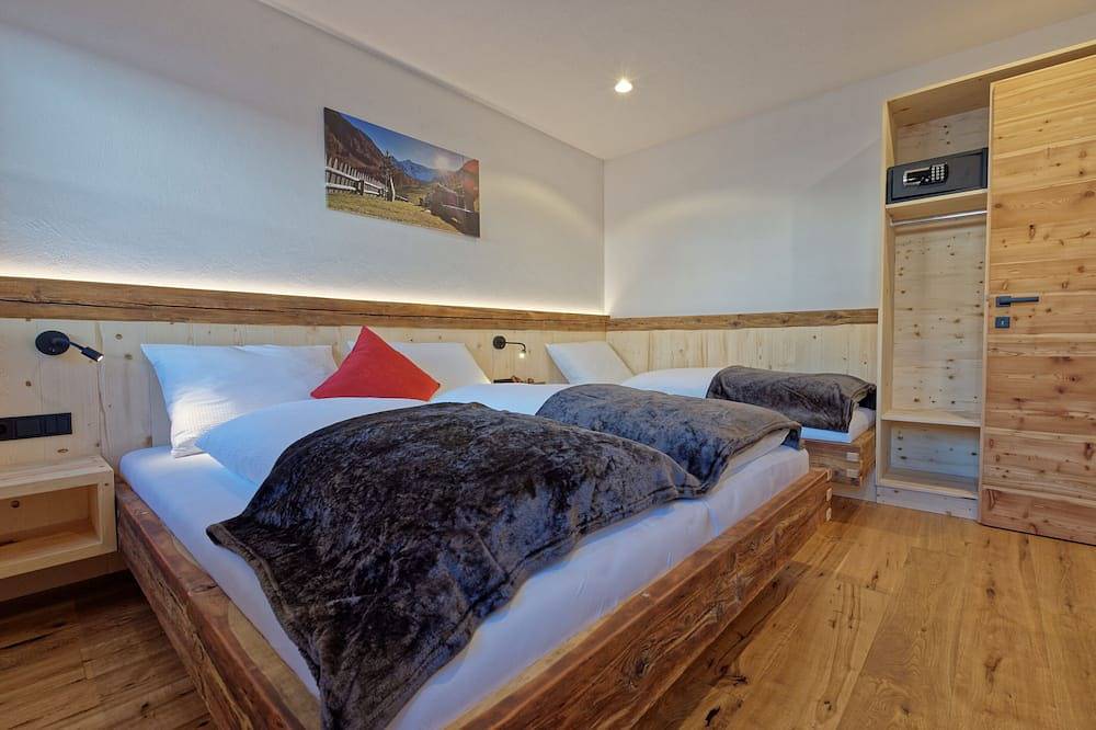 Ganze Wohnung, Ferienwohnung \"Tischlerhof Stadl\" mit Balkon und Bergblick in San Giacomo, Ahrntal