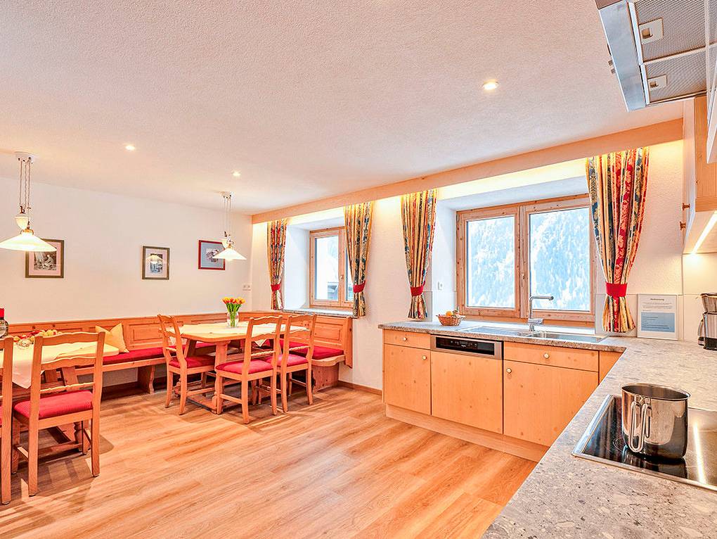 Holiday home for 14 people with balcony in Sölden, Oetztal