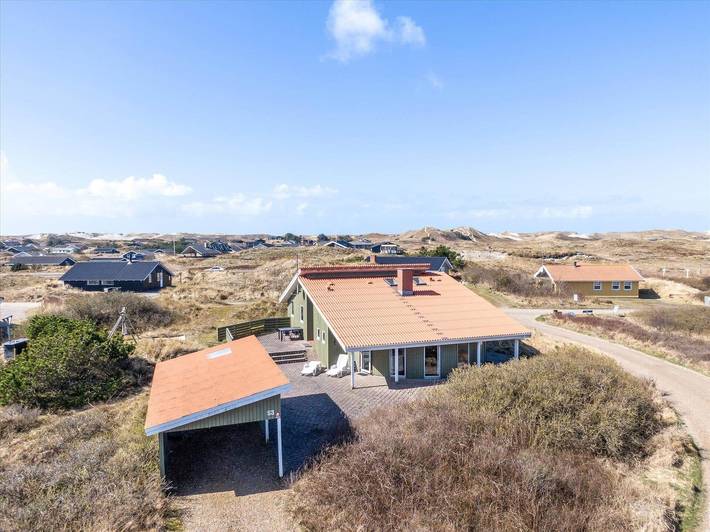 Ferieudlejning for 8 personer, med terrasse og jacuzzi samt sauna i Haurvig