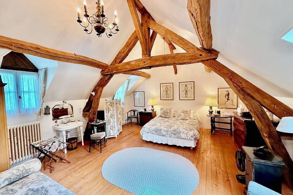 Elegant Mill Compound, 1 hr from Paris. Sleep 20, Events for 50 - an extra fee. in Méréville, Essonne