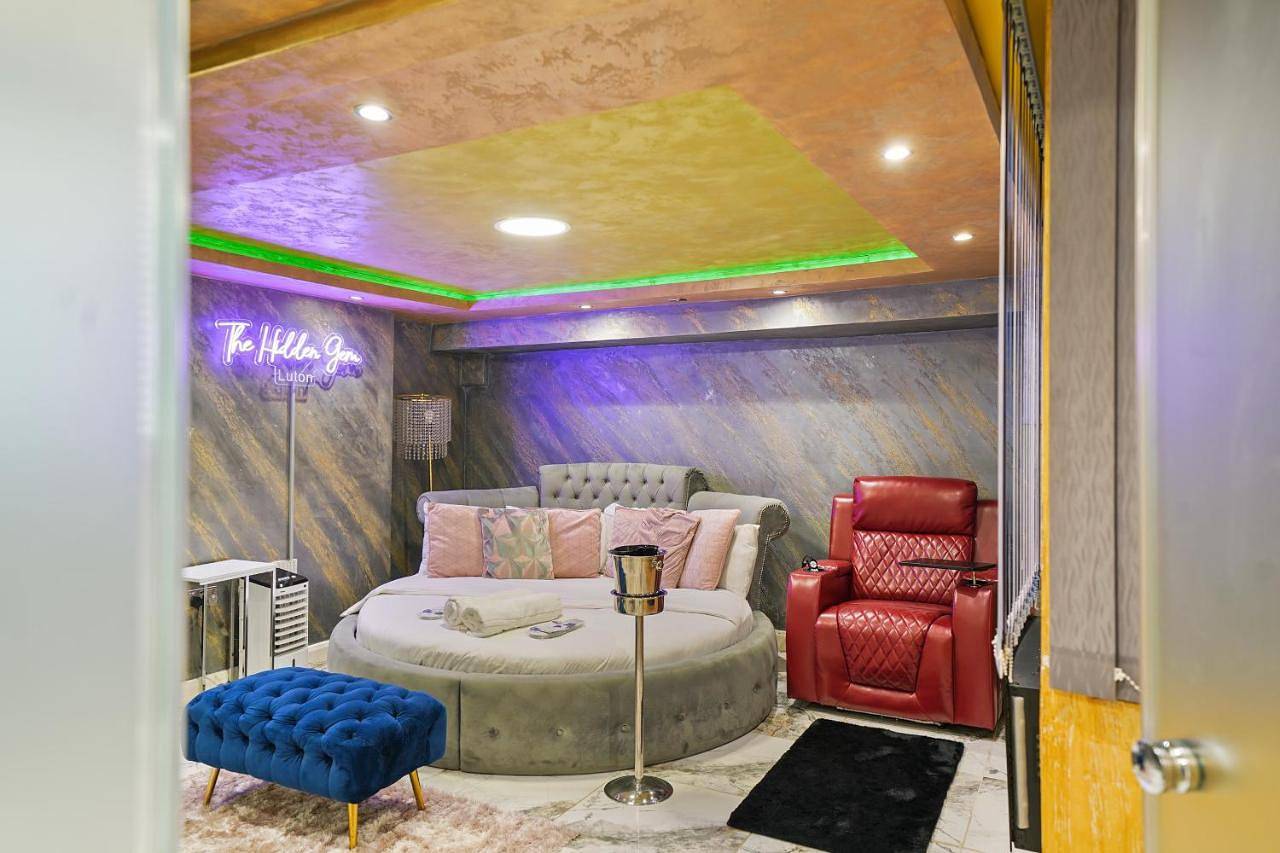 Entire apartment, Hidden Gem Lt Properties Jaccuzi bath massage chair Superkingsize bed Parking available in Luton, Chiltern Hills