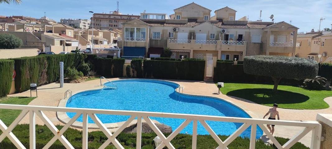 Bungalow para 4 personas, con terraza además de piscina y vistas en Torrevieja