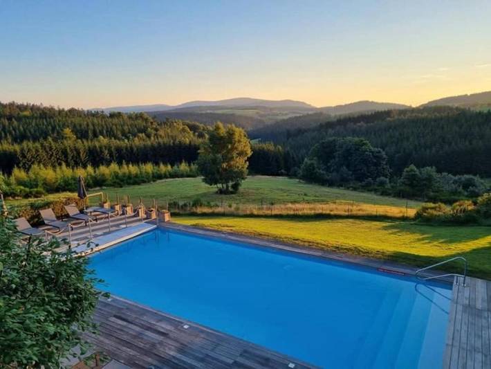 Hôtel pour 3 personnes, avec jacuzzi et piscine ainsi que jardin et sauna, animaux acceptés à Saint-Bonnet-le-Froid