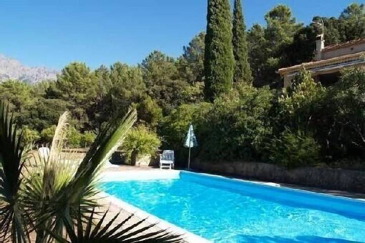 Location de vacances pour 10 personnes, avec terrasse ainsi que jardin et jacuzzi à Moncale