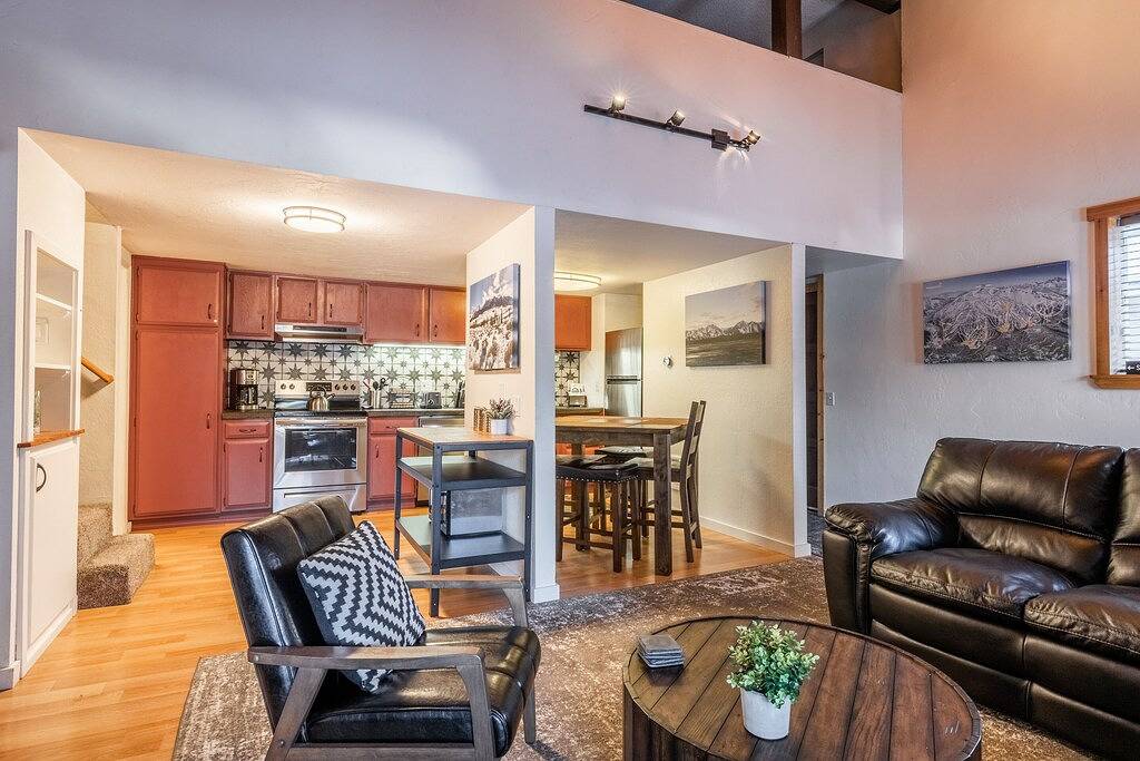 Ganze Wohnung, New Listing Updated 1 Bed and Loft 2 Full Bath La Residence Iv N7 Sleeps 4 and Steps to Free Shuttle in Mammoth Lakes, Mammoth Mountain