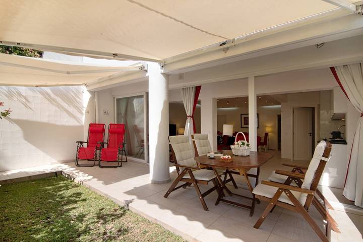 Entire apartment, Holiday Apartment 'Large Apartment in Vale do Lobo' with Private Garden & Wi-Fi in Vale do Lobo, Almancil