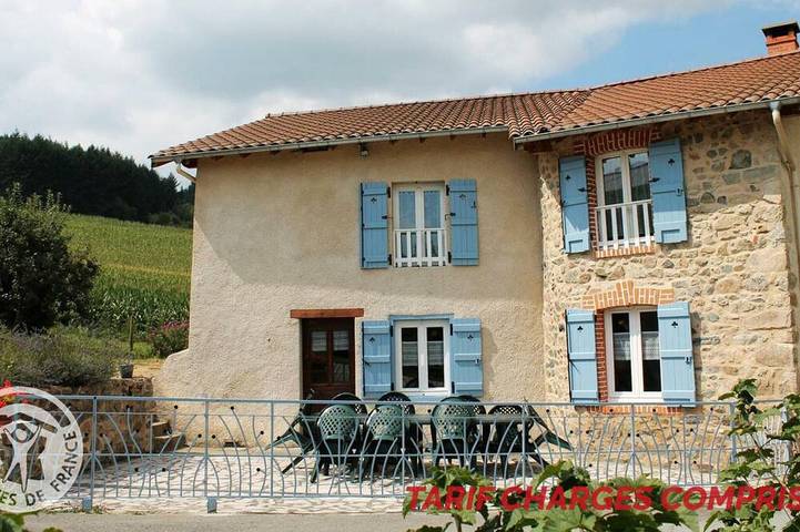 Gîte pour 9 personnes, avec terrasse et jardin, animaux acceptés dans Saint-Romain-d'Urfé
