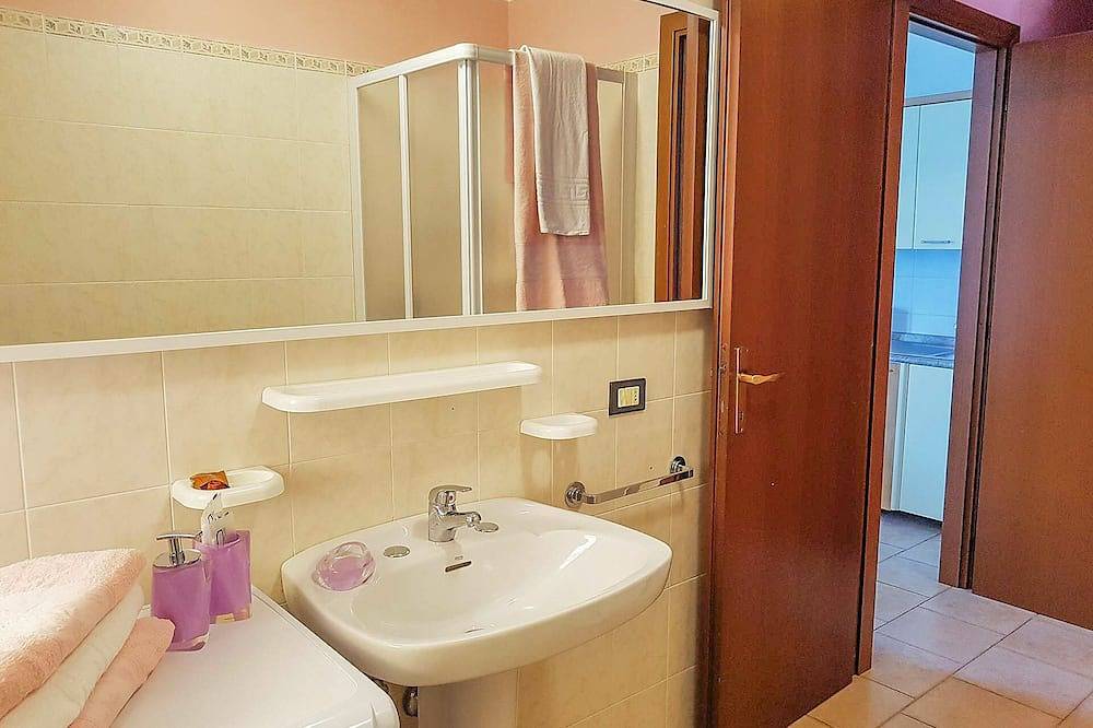 Ganze Wohnung, Geschmackvoll möblierte 2-Zimmer-Wohnung in direkter Seelage mit Pool und Privatstrand in Lezzeno, Comer See