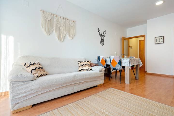 Apartamento entero, Apartamento 'Miguel' con terraza privada, Wi-Fi y aire acondicionado in Vinebre, Tierras del Ebro